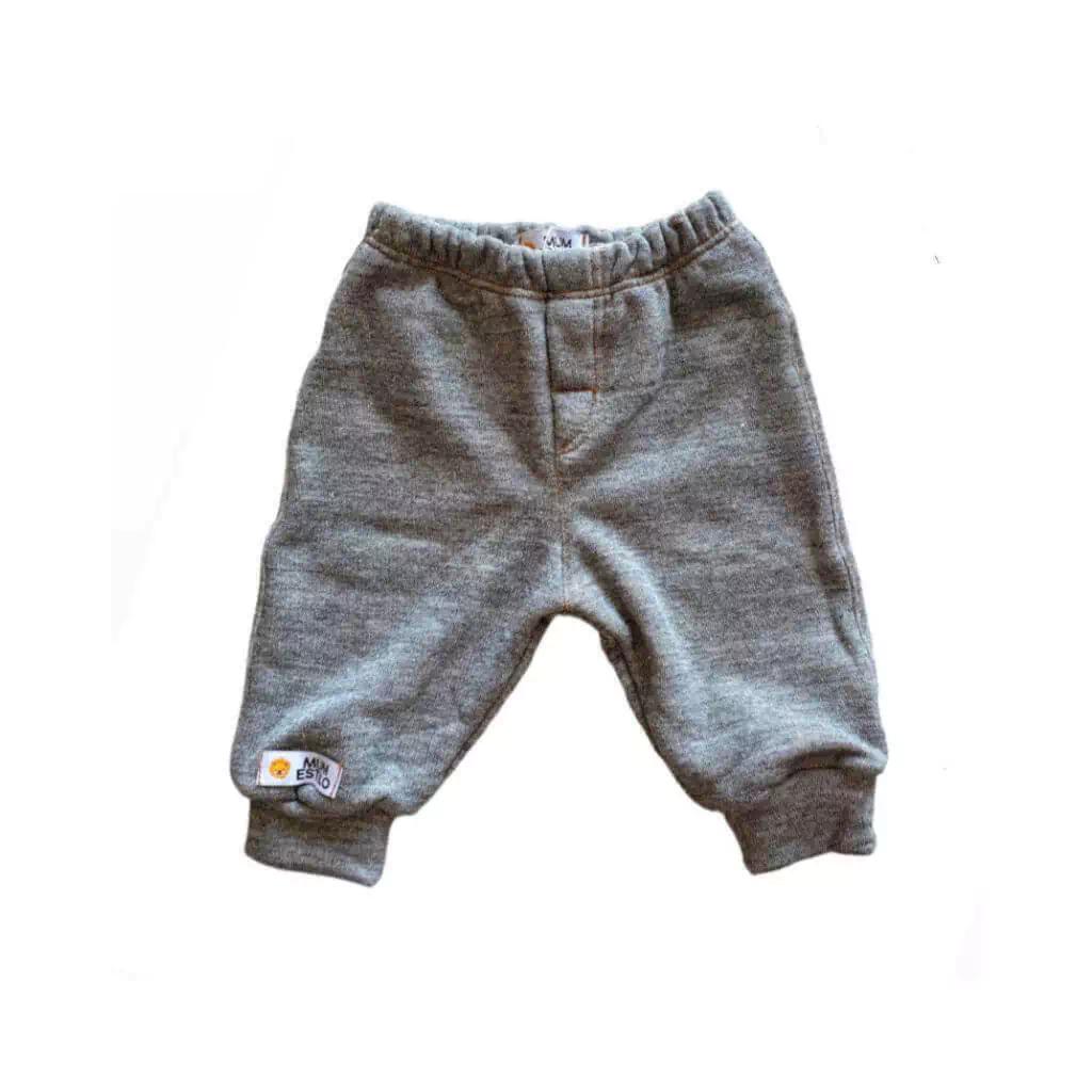 Calça de moletom masculina.Peça de matéria-prima reciclada e Fleece Pettenati:» Possui fibras ultrafinas de poliéster, obtidas a partir da reciclagem de garrafas PET;» Tecido nobre, confortável e macio;» Feita com fios de algodão penteado, que passam por um processo de limpeza especial da fibra, proporcionando mais maciez e resistência;» Possui acabamentos diferenciados, que evitam o encolhimento e torção da peça;Qualidade garantida.